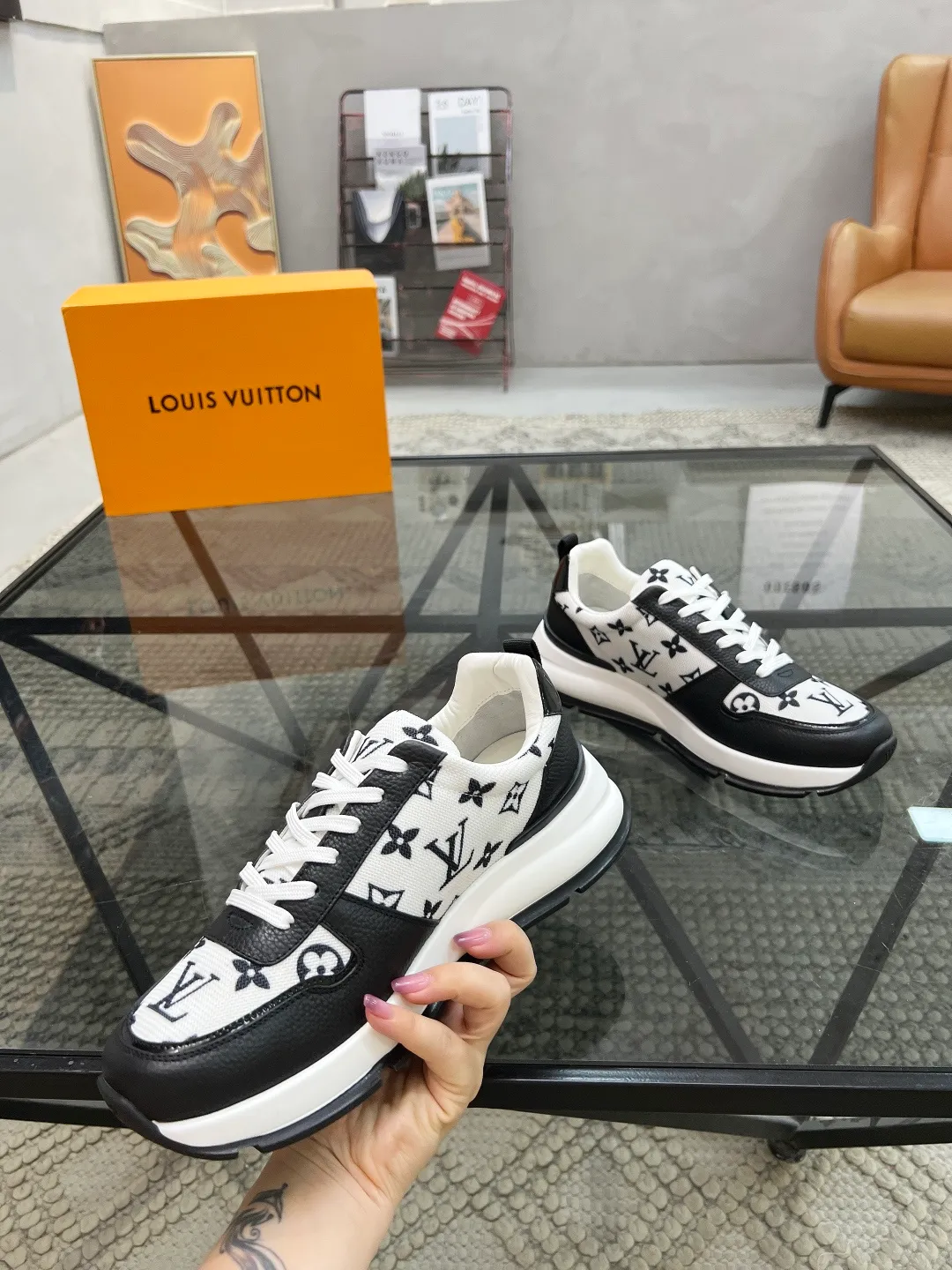 Factory price: 480💰LV🔍Top purchasing agent🇮🇹 Lu Street God's new sports shoes are coming and are available at counters simultaneously. Original factory configuration, original cowhide imported from Italy with mesh fabric, high-quality printing and splicing complex process, sports trendy person, imported water-dyed cowhide lining, sole: Wang Yuan factory specially provides the original sole, super comfortable, original factory follow-up goods 🔍🔍High quality, you can enter and leave the counter at will, welcome to compare and synchronize with the counter, code number 38-44, customized 45